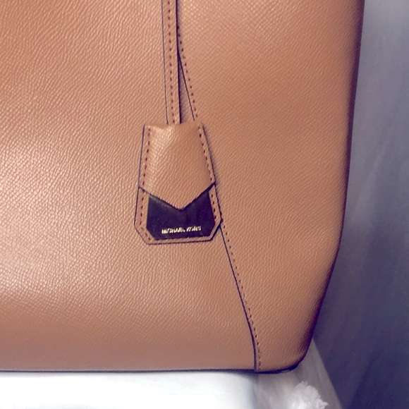 MICHAEL KORS light brown MADDIE lap top tote. - Picture 3 of 16